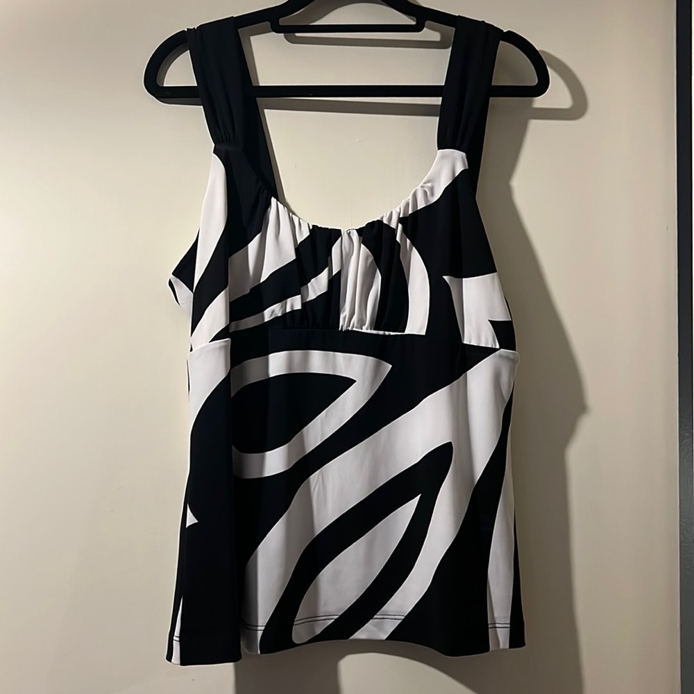 Cute black/white top